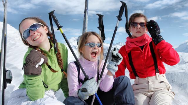 Groupe enfants et adolescentes assis dans la neige
