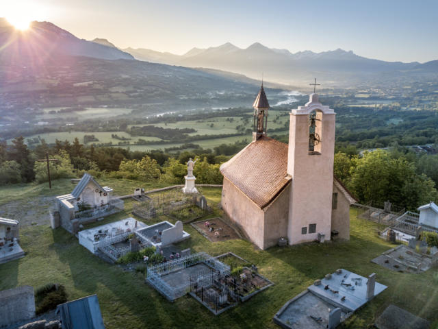 Notre Dame de Bois Vert au levée du soleil à la Fare en Champsaur