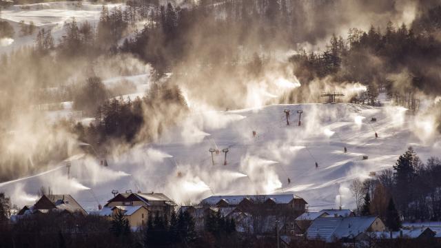 Enneigeurs en action sur le domaine de la station d'Ancelle