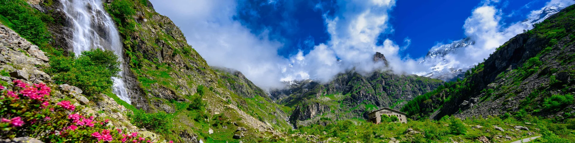 Vue sur le refuge du Gioberney et la cascade du voile de la Mariée dans le Valgaudemar