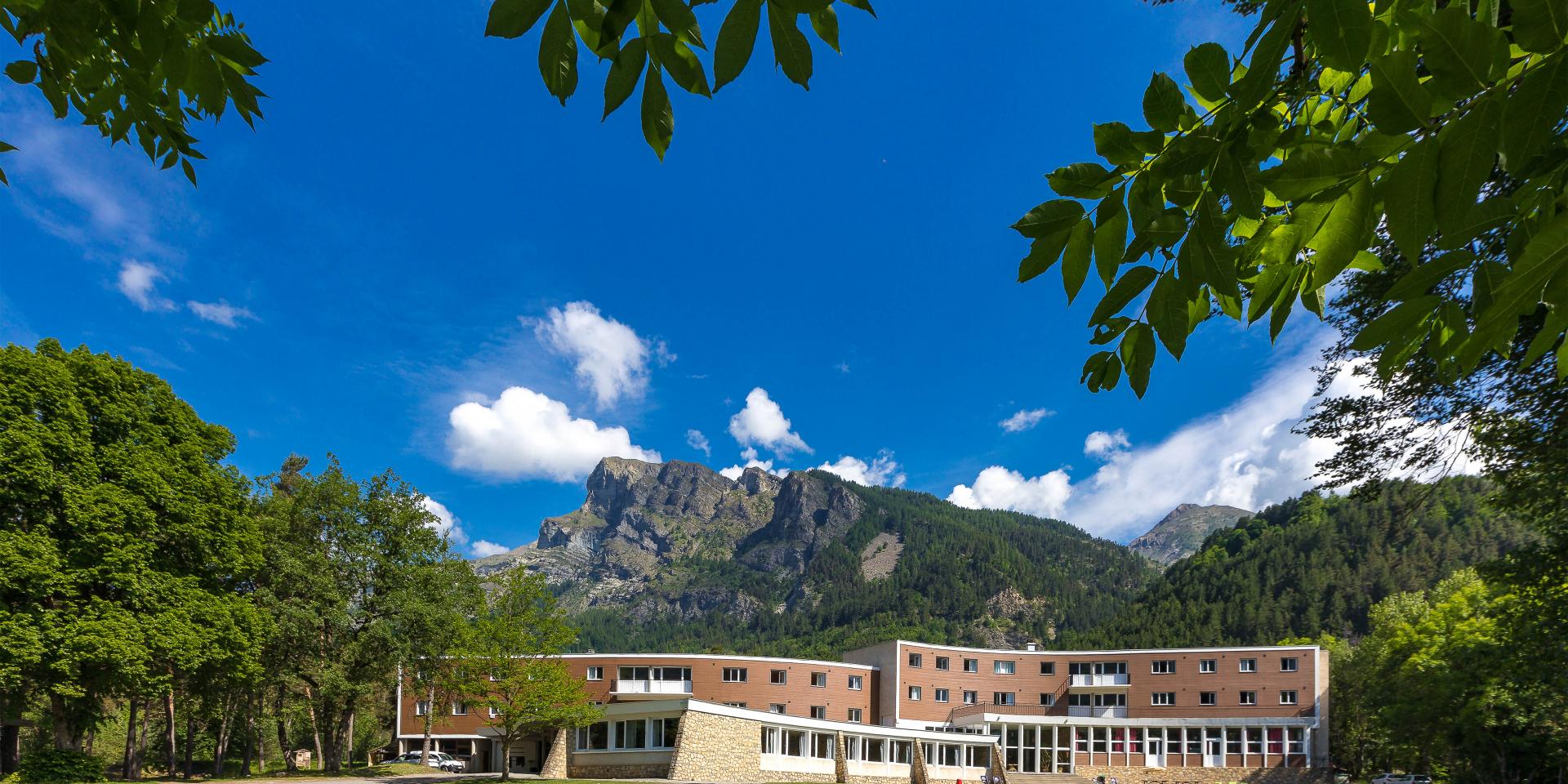 Hautes-Alpes (05), Vallée du Champsaur, Saint-Jean-Saint-Nicolas, Pont du Fossé, Centre de vacances Le Brudou  //  Hautes-Alpes (05), Champsaur valley, Saint-Jean-Saint-Nicolas, Pont du Fossé, Centre de vacances Le Brudou