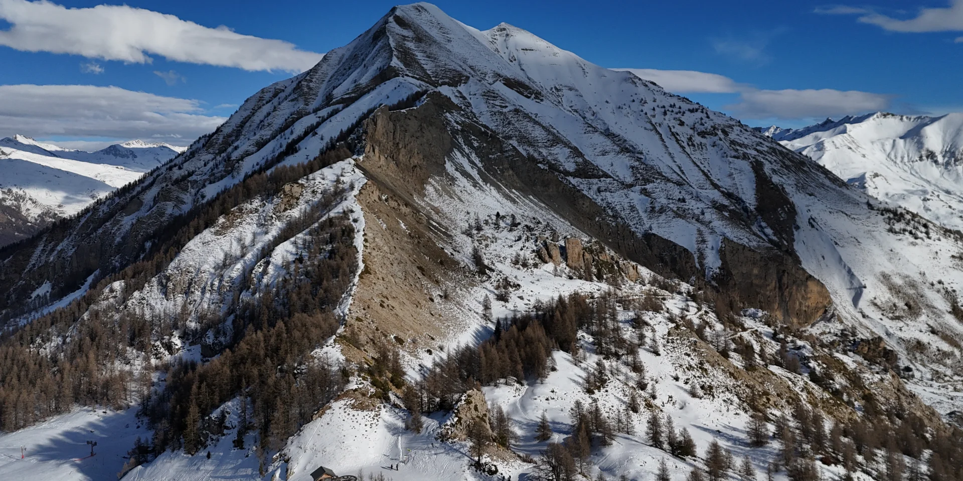 Vue drone du sommet du Cuchon à Saint Léger les Mélèzes