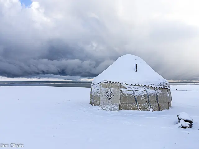 Yourte dans la neige à Son kul