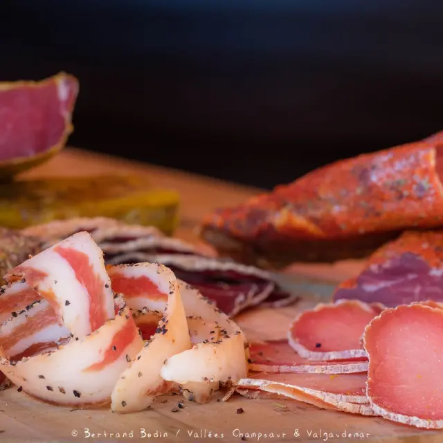 Hautes-Alpes (05), Vallée du Champsaur, Ancelle, Délires Délices, Patrick Ligozat, restaurateur, Le Clos du Rocher,  Chez Ligo, Fabrication et vente de charcuterie artisanale, traiteur, vente de produits régionaux. //  Hautes-Alpes (05), Champsaur valley, Ancelle, Délires Délices, Patrick Ligozat, restaurateur, Le Clos du Rocher,  Chez Ligo, Manufacture and sale of artisanal sausages, caterer, sale of regional products.