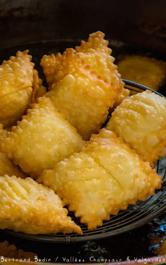 Hautes-Alpes (05), Vallée du Champsaur, Saint-Bonnet-en-Champsaur, Pierrot Gonsolin, fabrique et vente de tourtons du Champsaur, Les Tourtons de Pierrot  //  Hautes-Alpes (05), Champsaur Valley, Saint-Bonnet-en-Champsaur, Pierrot Gonsolin, manufacture and sale of Champsaur tourtons, Les Tourtons de Pierrot