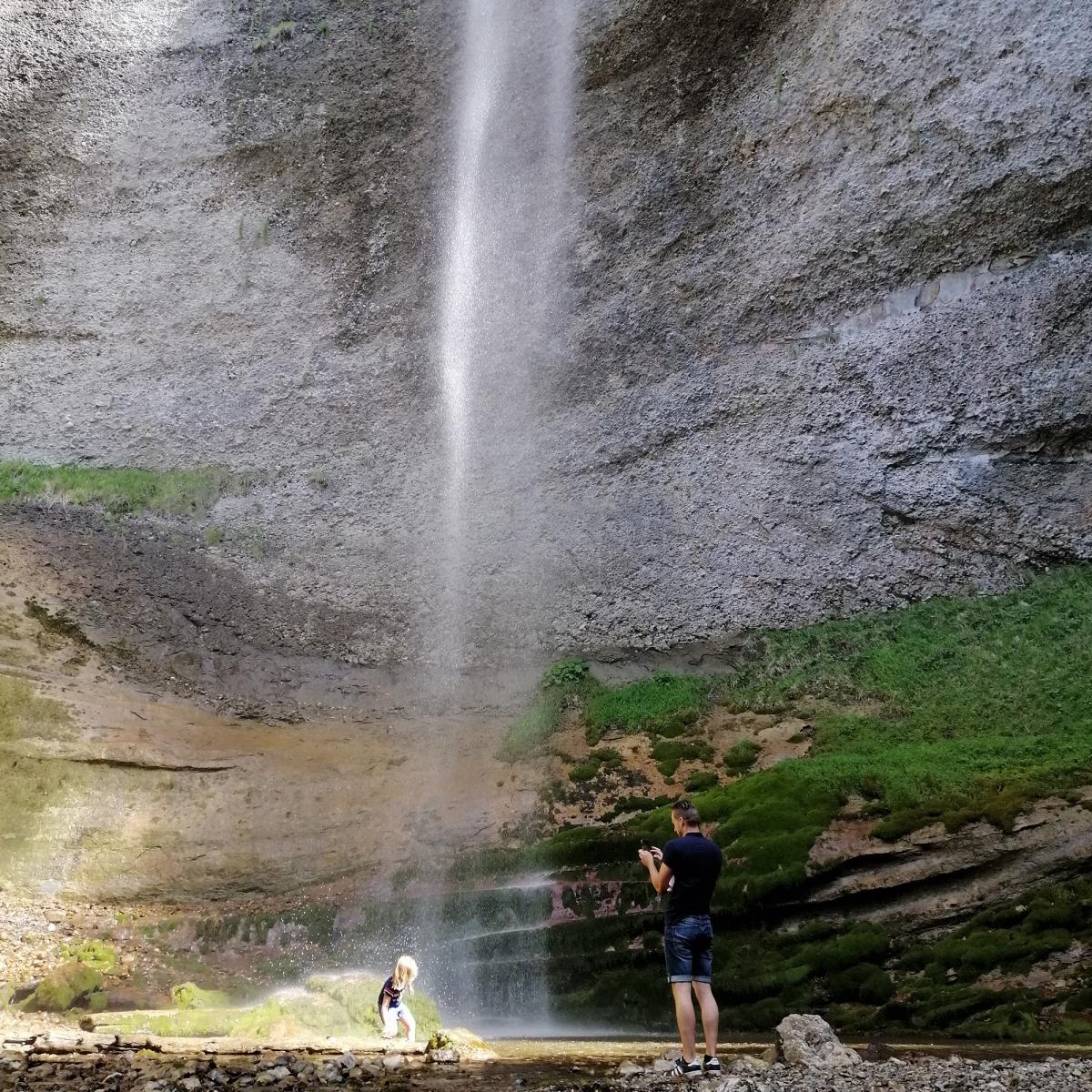 la-cascade-de-la-pisserotte-en-famille-site-officiel-de-la-chartreuse