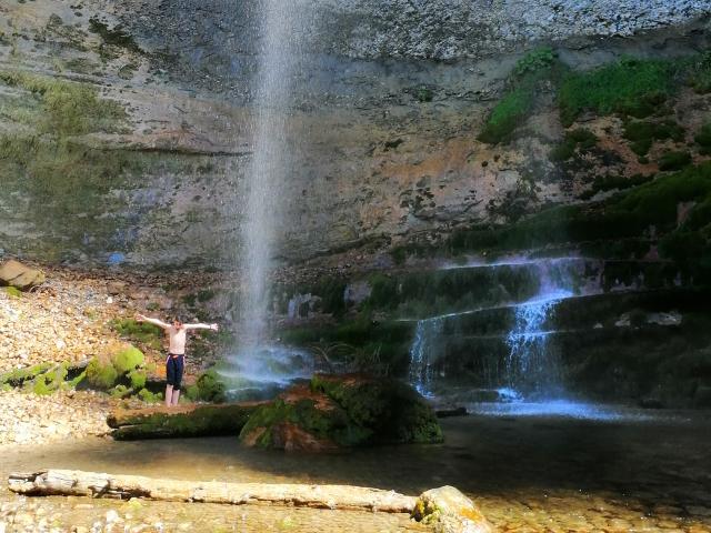 Enfant Sous Cascade Pisserotte Recadre