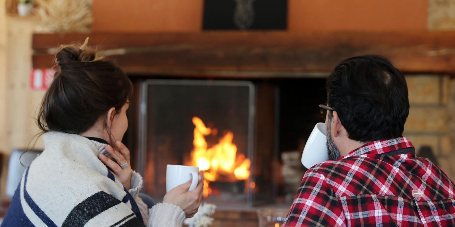 Couple devant la cheminée au Restaurant les 3 Sommets