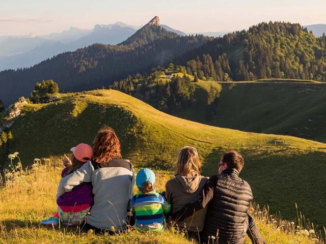 Randonnée en famille au sommet du Charmant Som