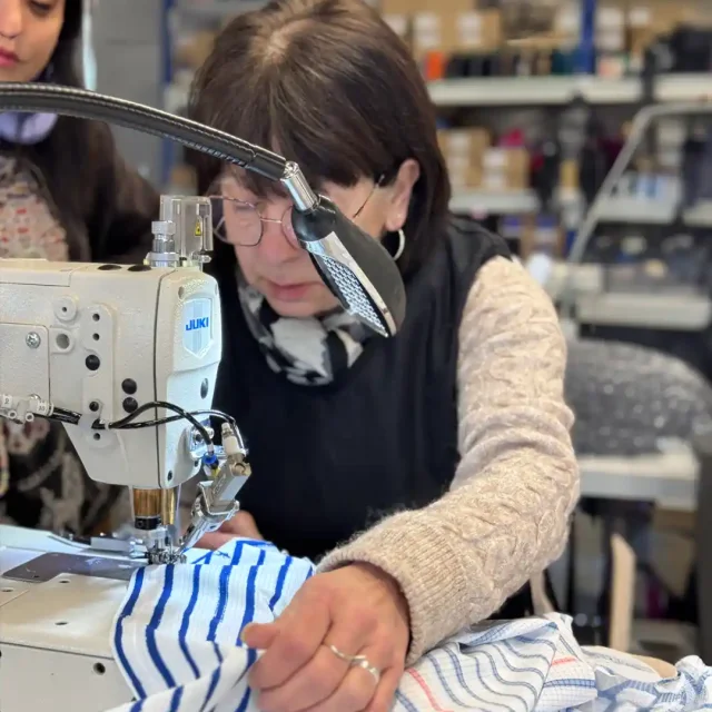 Couturiste à l'atelier made in France de Raidlight
