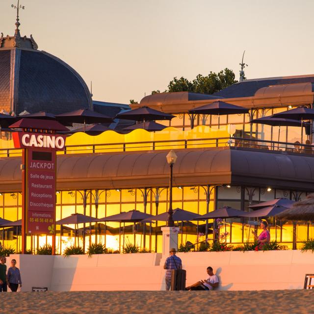 Zonsondergang Casino gevel