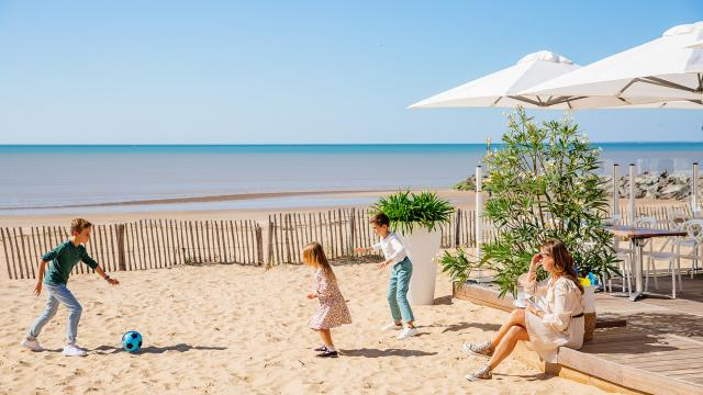 famille-plage-automne-chatelaillon-conteurs.jpg