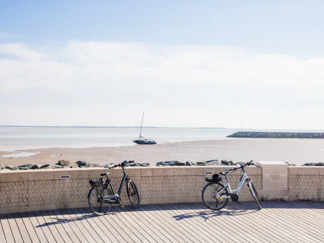 velo devant l'océan Chatelaillon