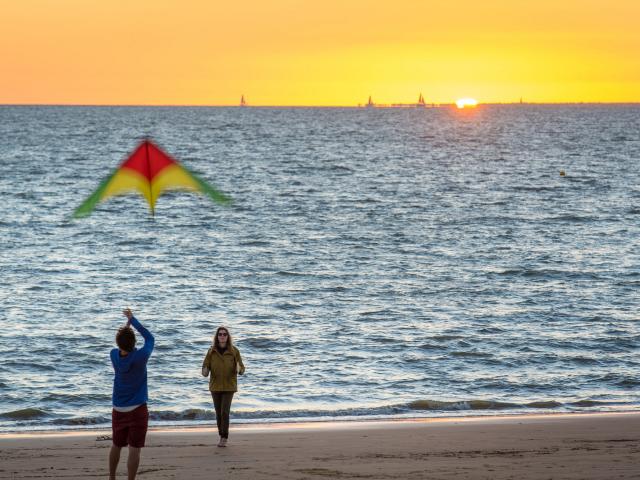 Zonsondergang strand en kite chatelaillon