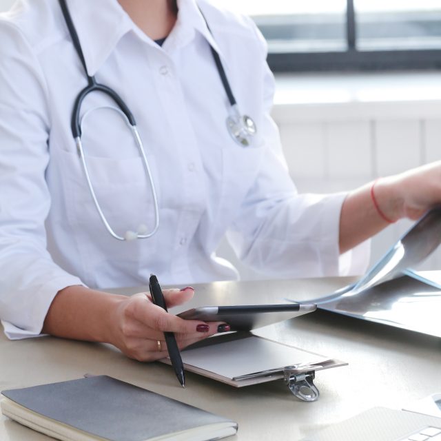 Medicijnen. Mooie dokter bij de tafel