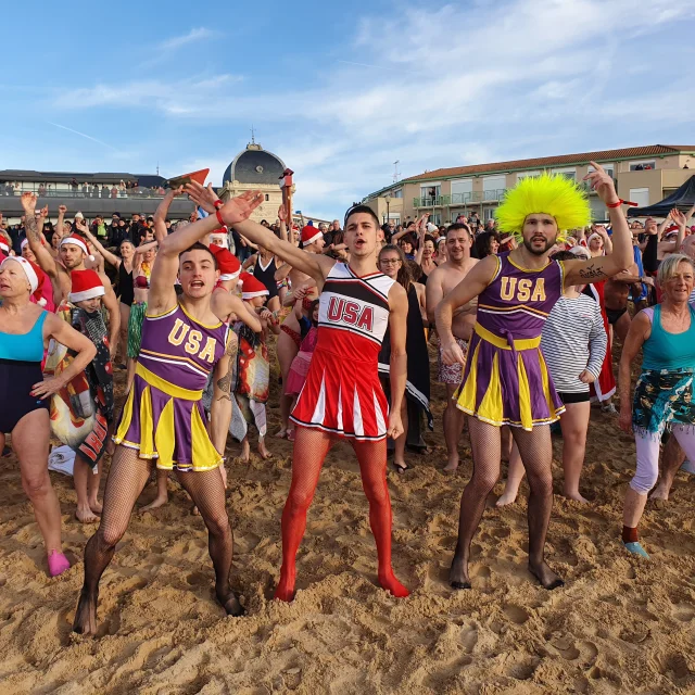 Participants déguisés sur la plage de Châtelaillon-Plage lors de la Baignade des Banquisards, événement hivernal festif en Charente-Maritime sur la côte Atlantique.