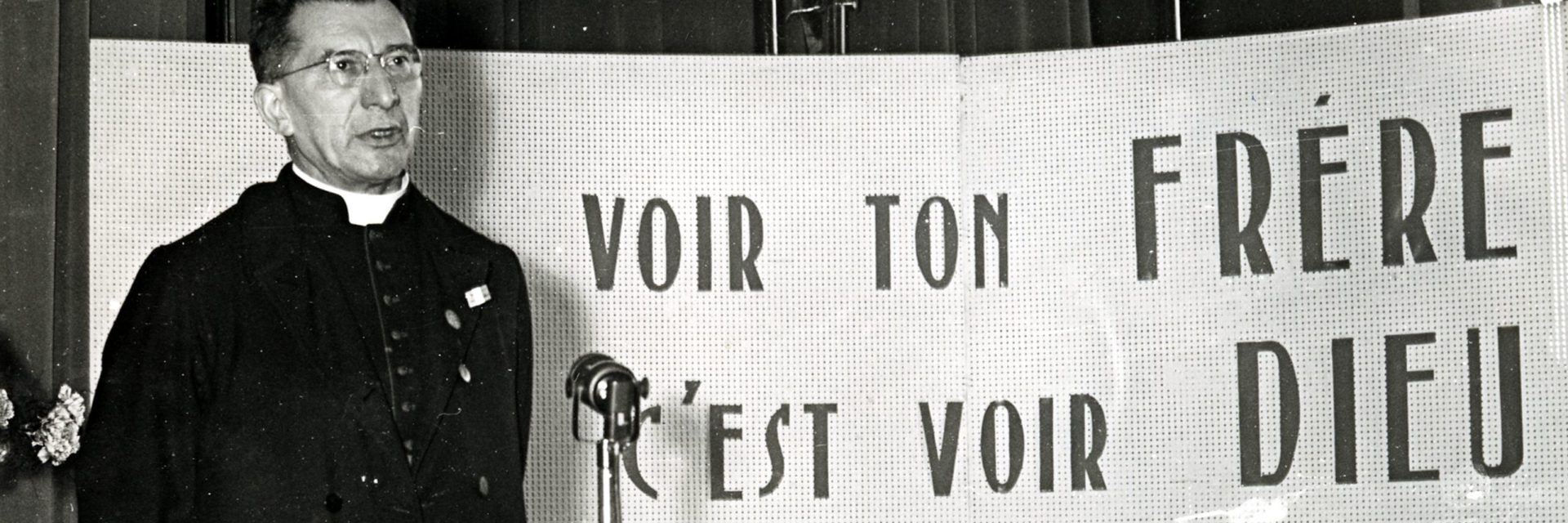 Rodhain devant une pancarte, voir ton frère c'est voir ton Dieu
