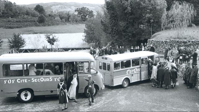 I bus navetta della Cité-Secours accompagnano i pellegrini nel parcheggio della Cité Saint-Pierre.