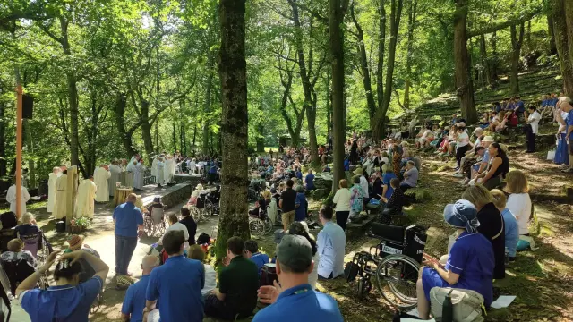 Une célébration à la Cathédrale de Verdure de la Cité Saint-Pierre par une belle journée ensoleillée