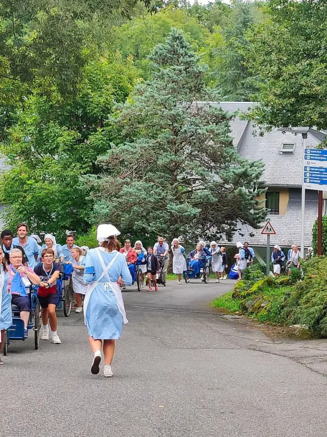 Hospitalité de Chartres arriving at Cité Saint-Pierre