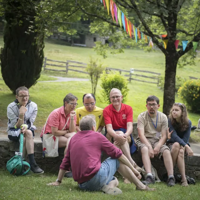 Een moment delen op het voorplein van de Cité Saint-Pierre