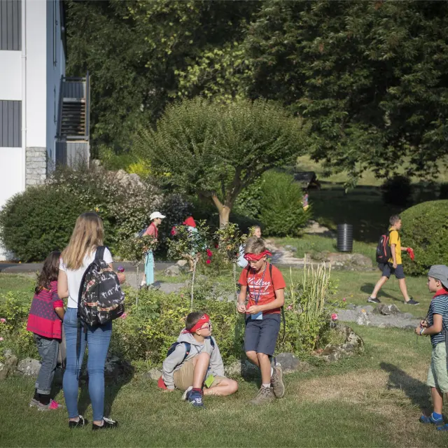 Jongeren amuseren zich bij Cité Saint-Pierre
