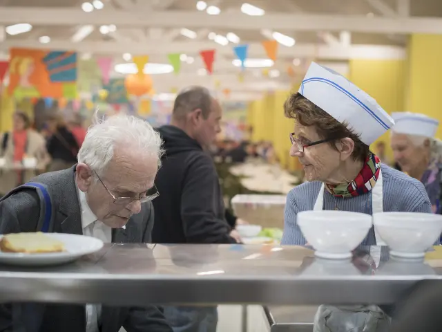 Incontro tra un volontario e un pellegrino al ristorante della Cité Saint-Pierre