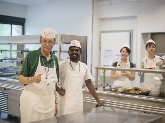 Volontari nel reparto ristorazione