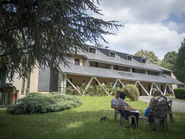 Moment des Lebens im Freien, vor einem Wohnpavillon