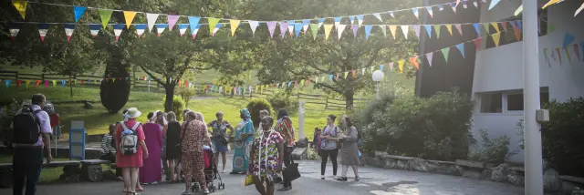 Un momento di vivacità sul piazzale della Cité Saint-Pierre
