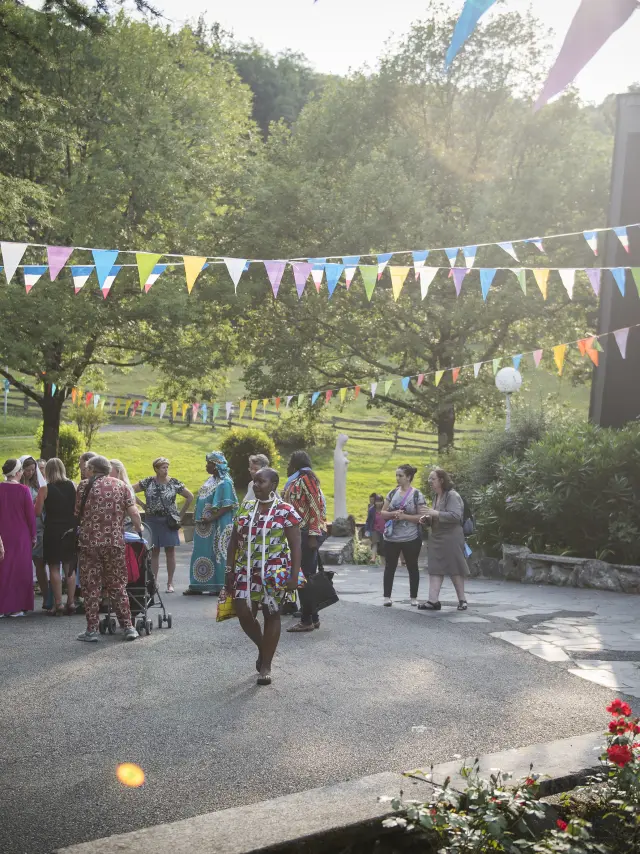Un moment de vie sur le parvis de la Cité Saint-Pierre