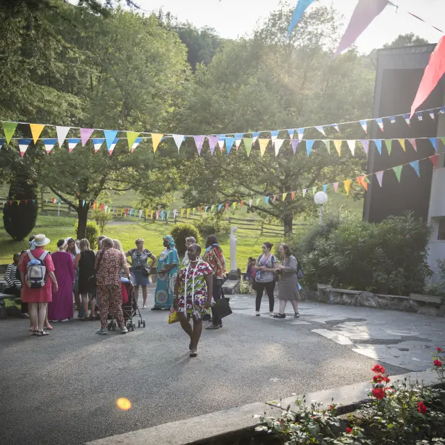 Un moment de vie sur le parvis de la Cité Saint-Pierre