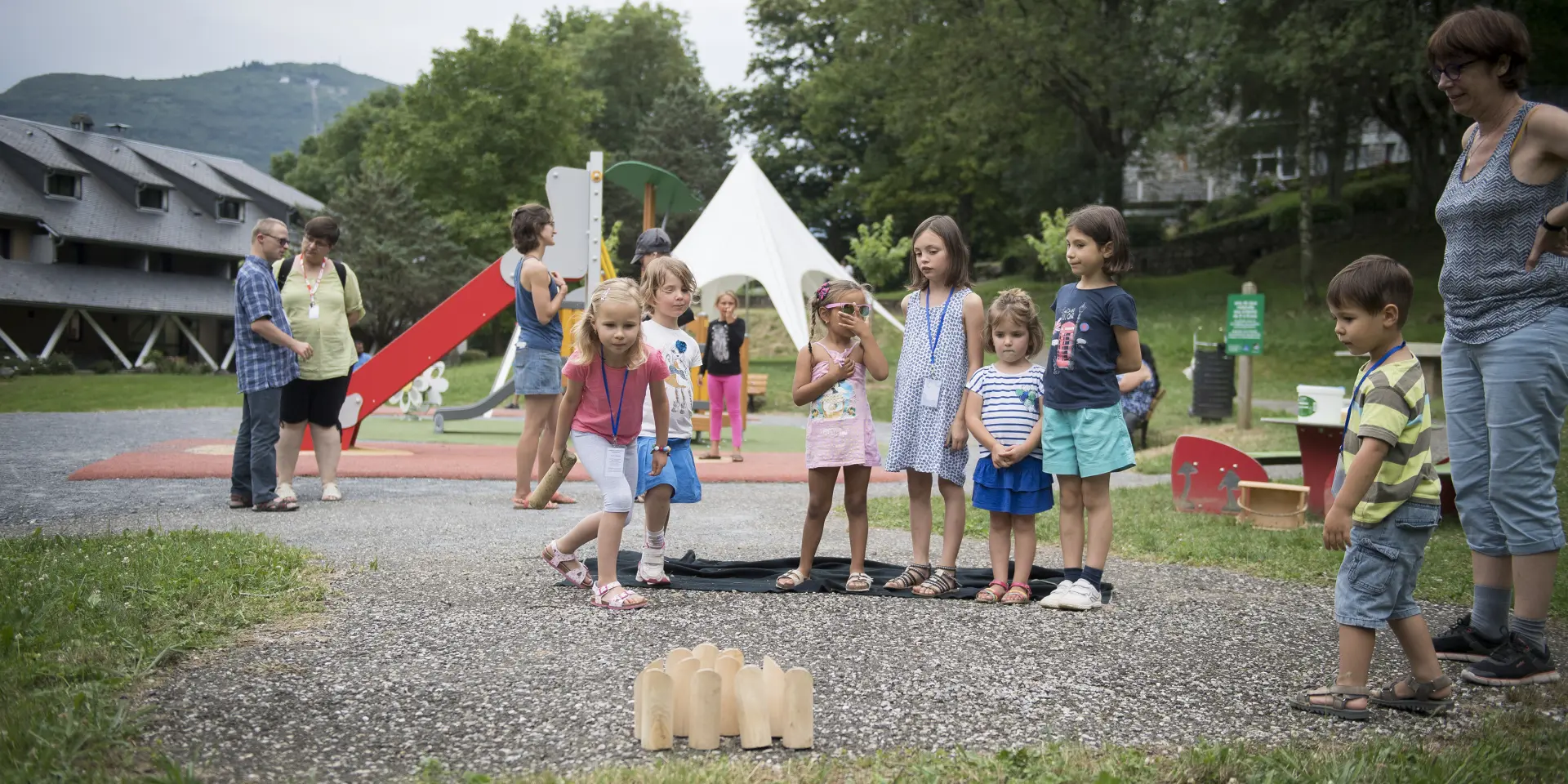Famiglie che giocano nell'area giochi per bambini