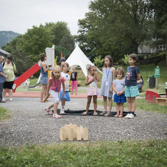 Familien spielen in der Kinderspielzone