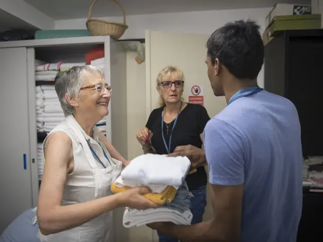Les bénévoles du service Lingerie distribuent le linge aux bénévoles logés
