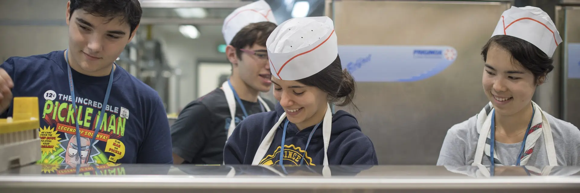 Les bénévoles au service Restauration servent les repas au grand restaurant