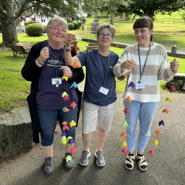 Les bénévoles décorent le parvis devant l'Accueil de la Cité saint-Pierre