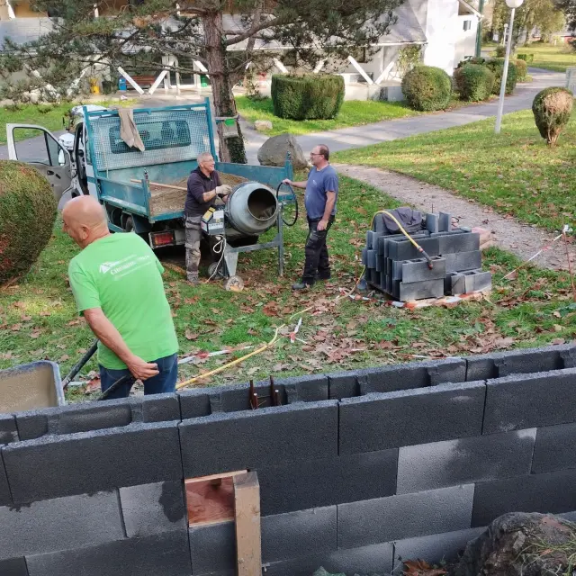 Een site voor technische diensten: een laag muurtje bouwen