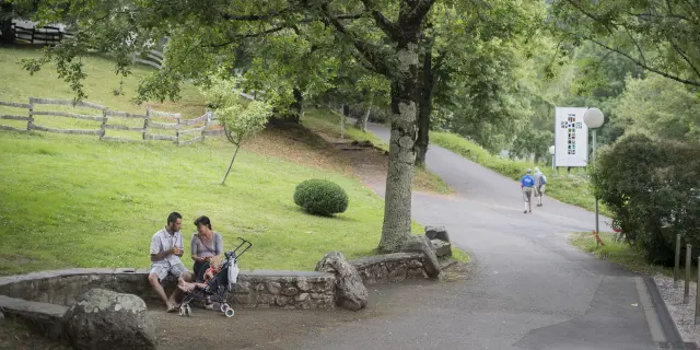 Una pareja con un niño pequeño charla en la explanada
