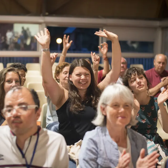 Un groupe de pèlerins lors d'un temps festif au Cairn Haut
