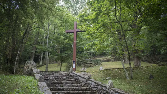 The Prisoner's Cross, a cross commemorating the return pilgrimage of prisoners of war
