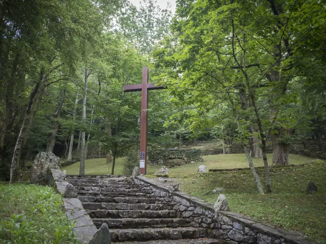 La croix des prisonnier, une croix en mémoire du pèlerinage de retour des prisonniers de guerre