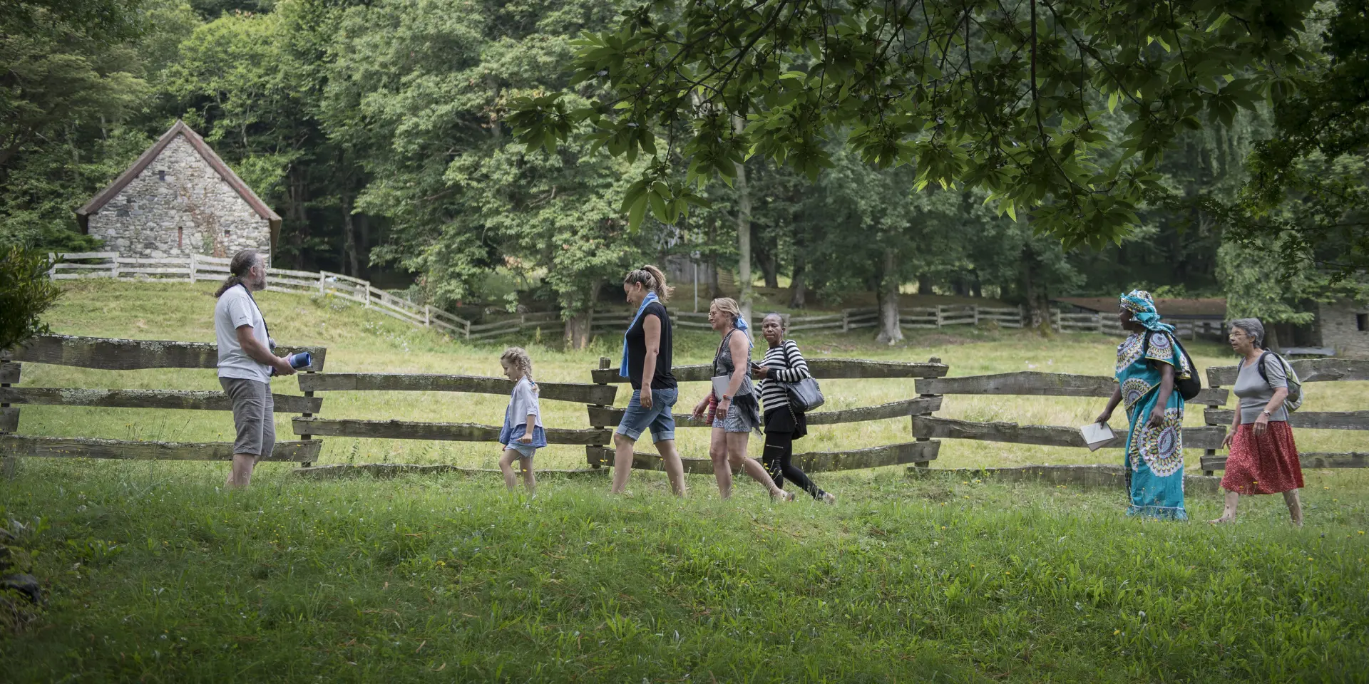 Un parcours animation à la Cité Saint-Pierre, passage devant l'enclos des ânes