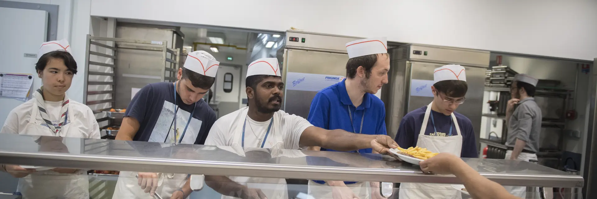 Il team di volontari del catering serve i pasti