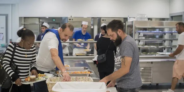 I pellegrini riempiono i loro vassoi alla Sé in Piazza San Pietro