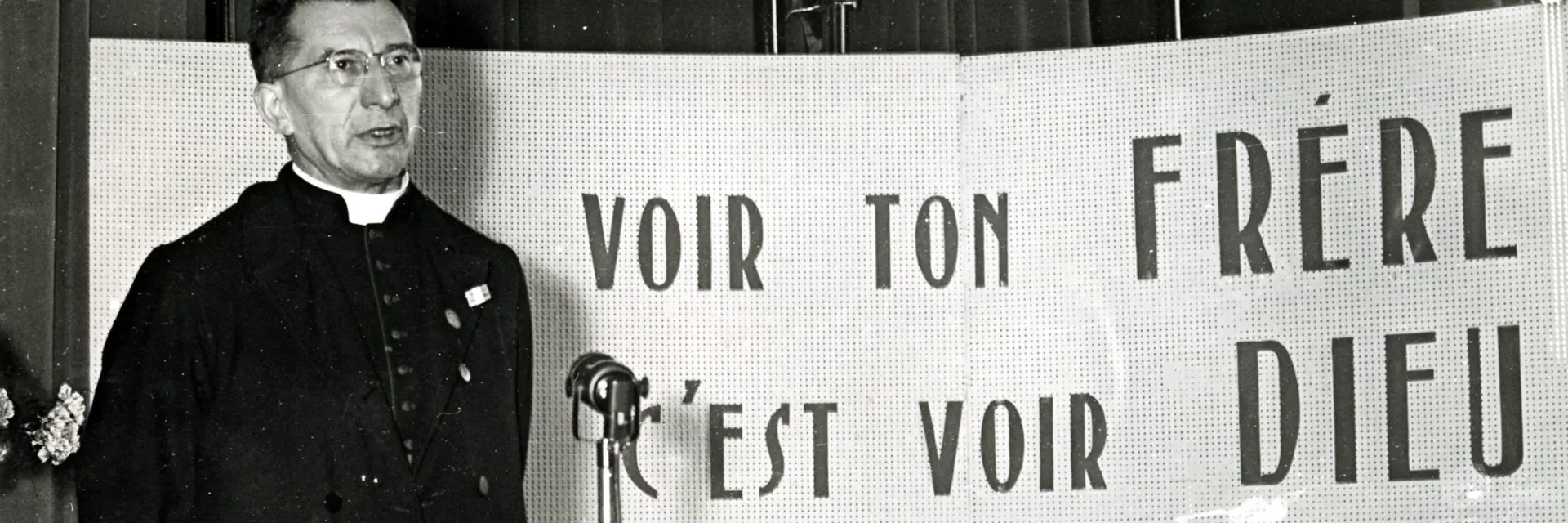 Rodhain vor einem Schild, deinen Bruder zu sehen ist, deinen Gott zu sehen