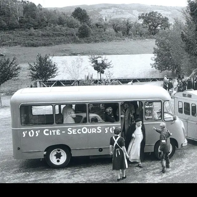 Les navettes de la Cité-Secours déposent des pèlerins sur le parking de la Cité Saint-Pierre