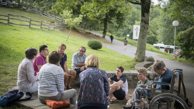 È ora che i pellegrini si incontrino davanti alla Cité Saint-Pierrenot...