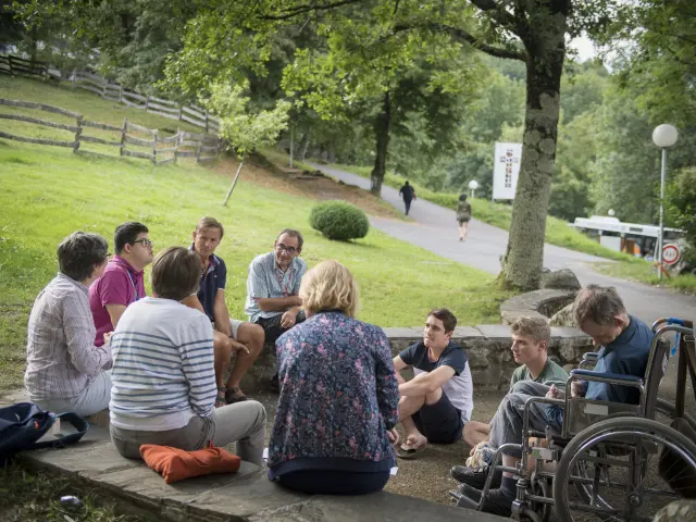 Un temps d'échange entre pèlerins sur le parvis de la Cité Saint-Pierre