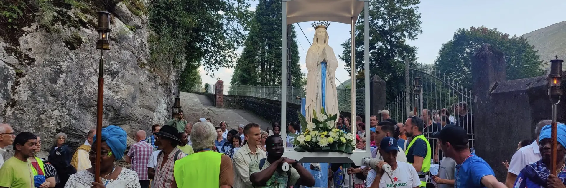 Marian procession from Cité Saint-Pierre, for Saint Lawrence Day